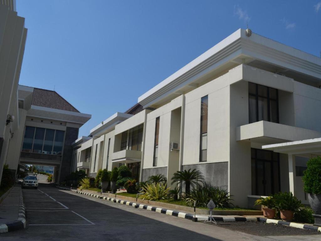 Regina Hotel Pemalang Exterior foto