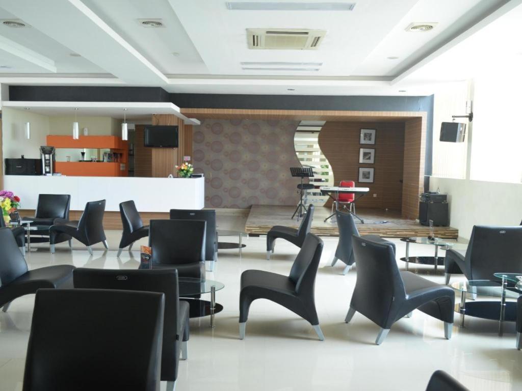 Regina Hotel Pemalang Exterior foto