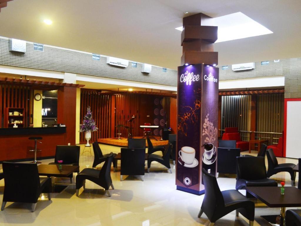 Regina Hotel Pemalang Exterior foto