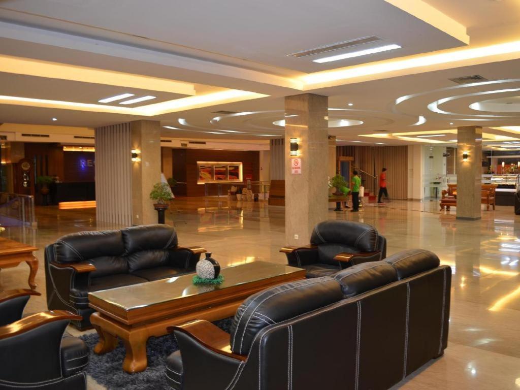 Regina Hotel Pemalang Exterior foto