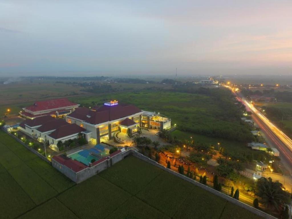 Regina Hotel Pemalang Exterior foto