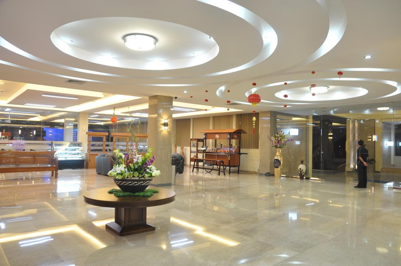 Regina Hotel Pemalang Exterior foto