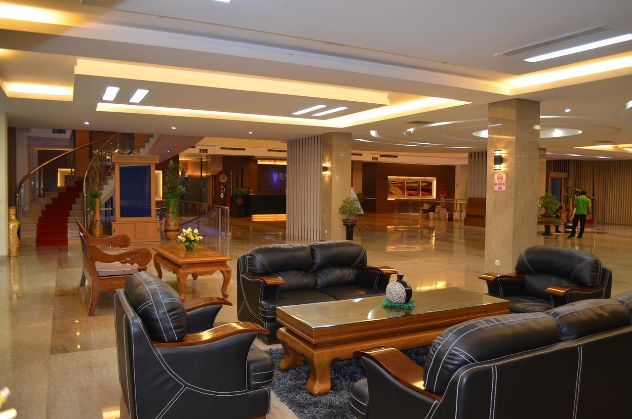 Regina Hotel Pemalang Exterior foto