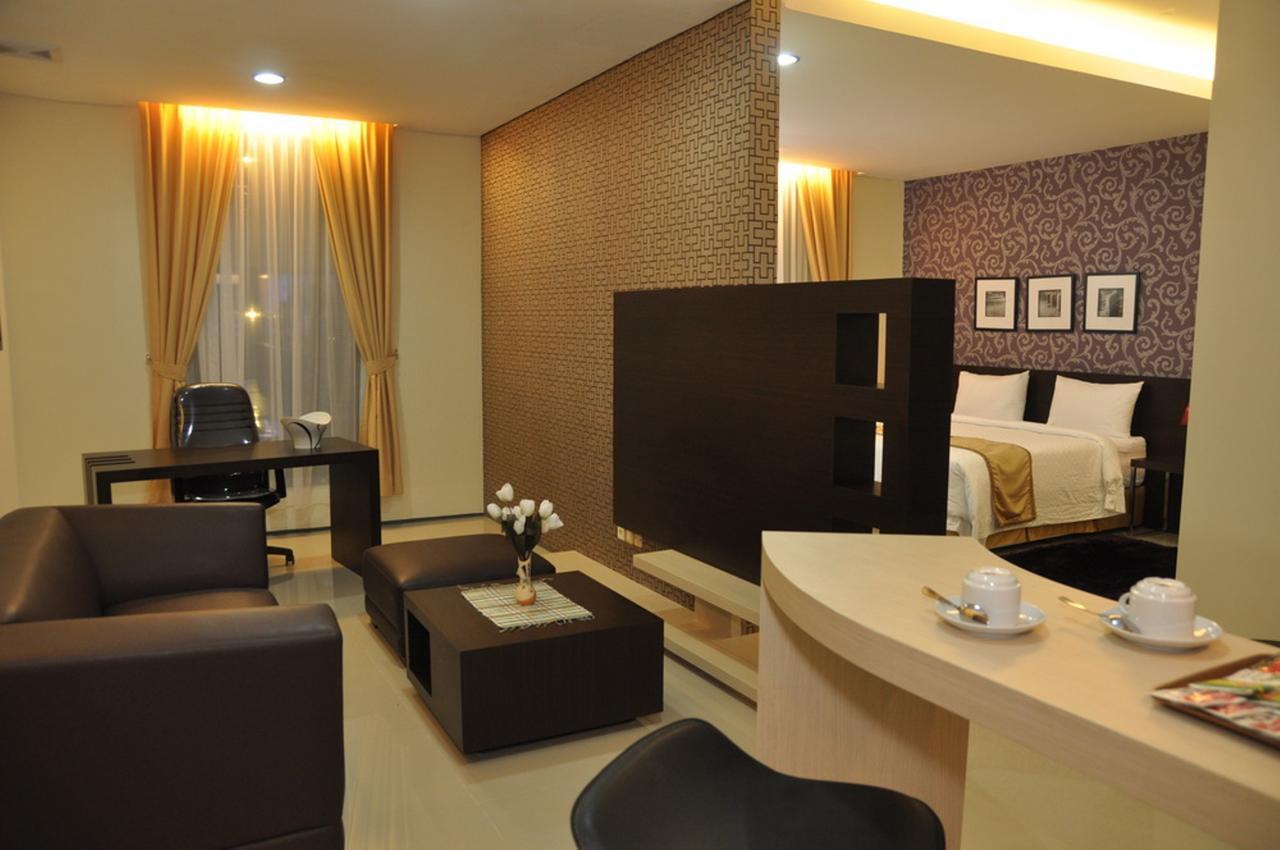 Regina Hotel Pemalang Exterior foto