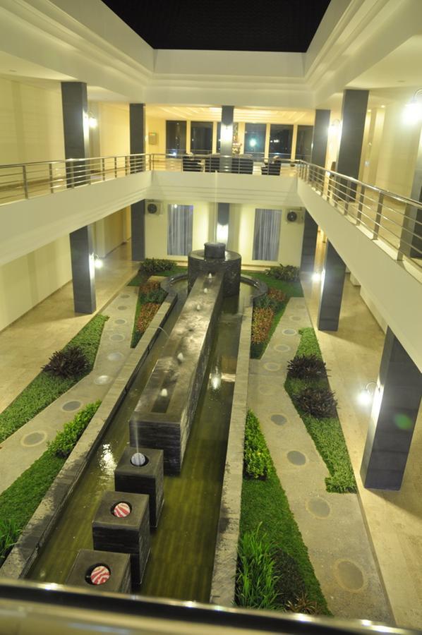 Regina Hotel Pemalang Exterior foto