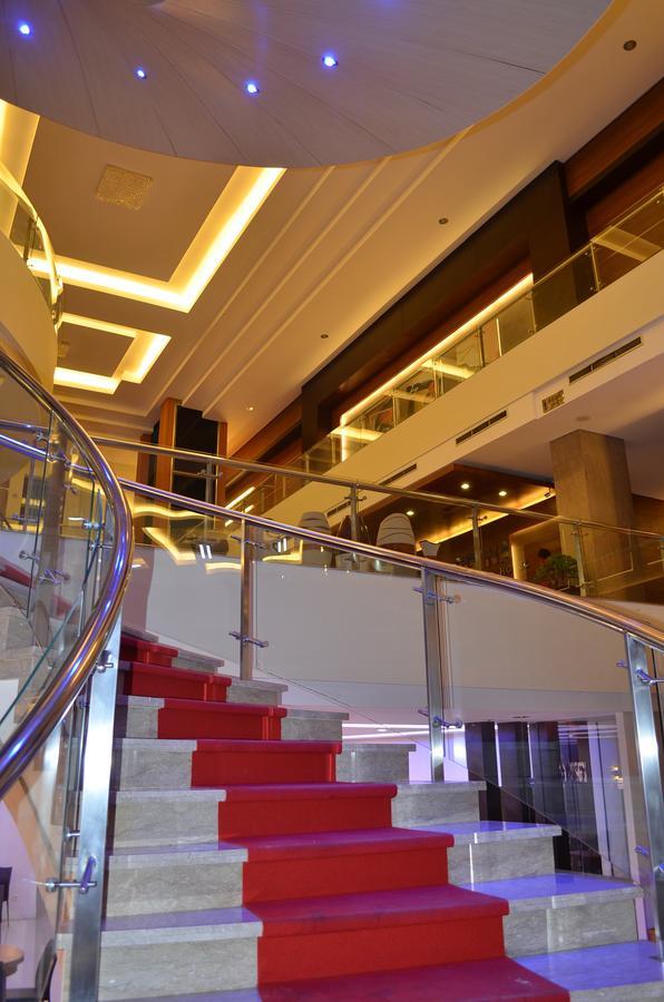 Regina Hotel Pemalang Exterior foto