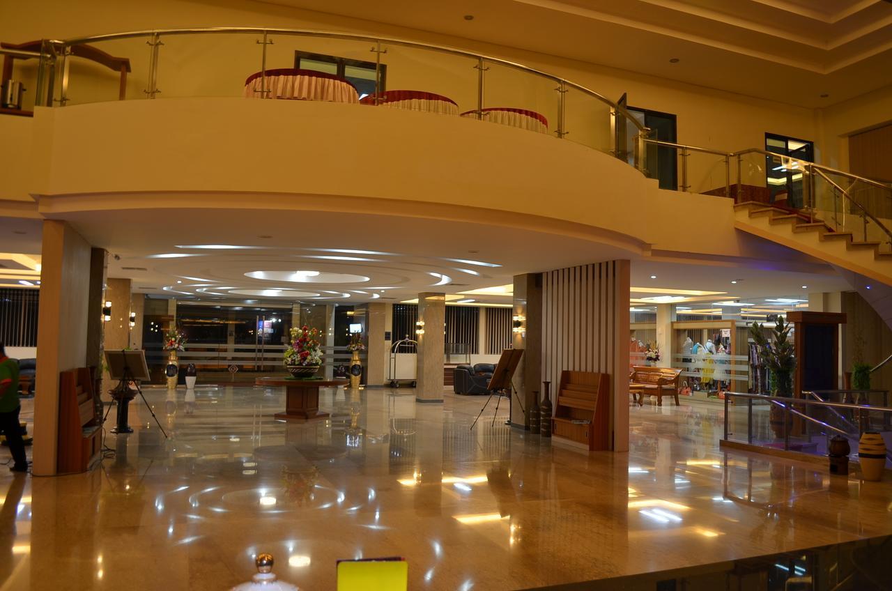 Regina Hotel Pemalang Exterior foto