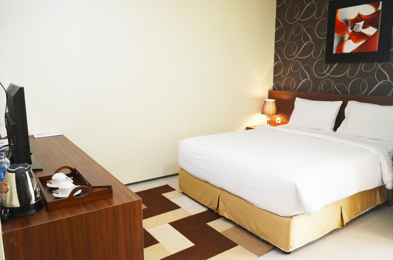 Regina Hotel Pemalang Exterior foto