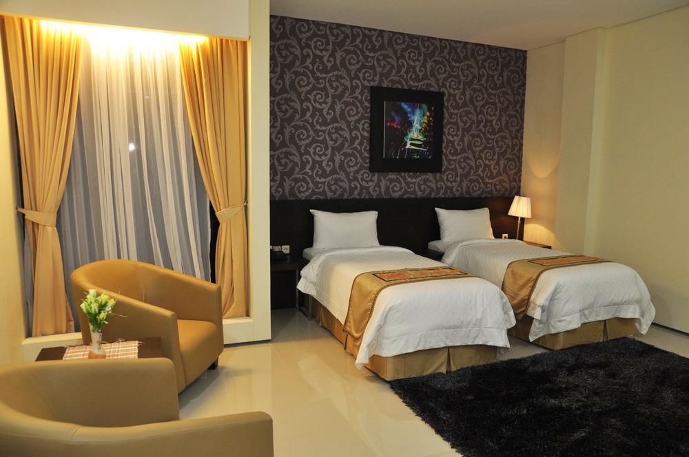 Regina Hotel Pemalang Exterior foto