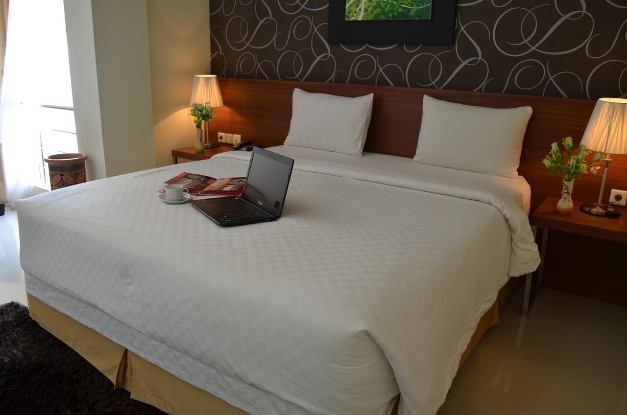 Regina Hotel Pemalang Exterior foto