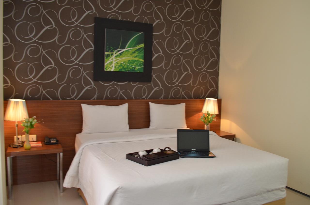 Regina Hotel Pemalang Exterior foto
